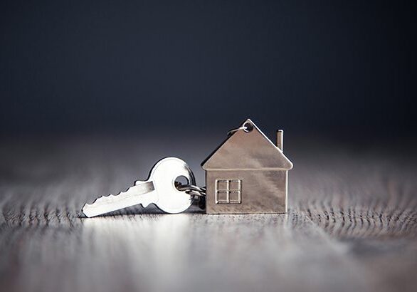 house model and house key on table