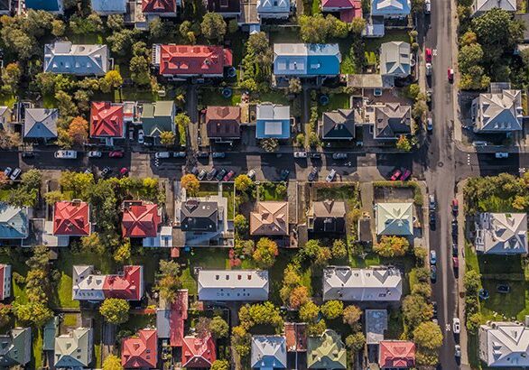 A bird 's eye view of many houses on the street.